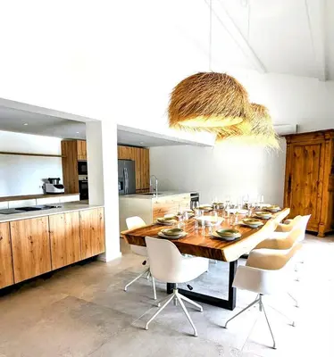 a dining room with a table and some chairs at Villa Casa di sognu in Lecci