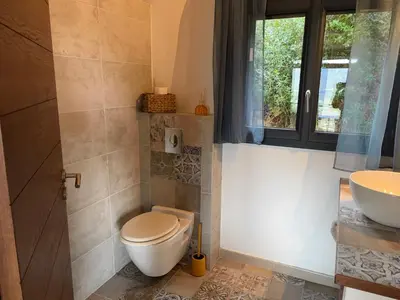 a bathroom with a toilet and a sink at Casa Lisandru- Mini-Villa proche des plages in Viggianello
