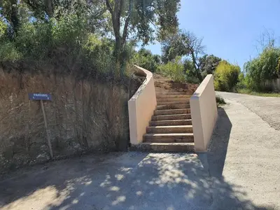a set of stairs leading up to a stone wall at Casa Lisandru- Mini-Villa proche des plages in Viggianello