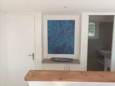 a kitchen with a blue plate on a counter at I Caselli, mini villa Vue Mer dans résidence calme et arborée in Lecci