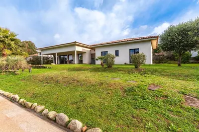 a house with a large yard in front of it at Mare e Machja - Maison avec piscine in Cauro