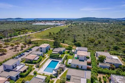 an aerial view of a home with a pool and yard at VILLA BAIA 4-5 pers - 2mn plages - Kids Friendly - Clim - Piscine in Lecci