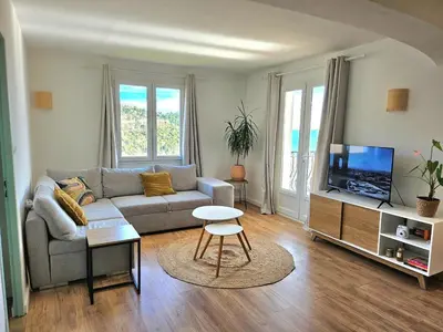 a living room with a couch and a tv at Spacieux haut de villa 3 chambres Venaco in Venaco