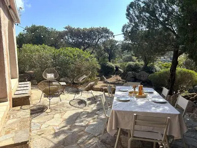 a table and chairs sitting on a stone patio at Mini-villa à 5 minutes de la plage de Santa Giulia in Porto-Vecchio