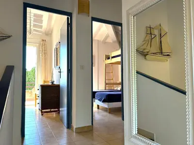 a mirror in a hallway next to a bedroom at Mini-villa à 5 minutes de la plage de Santa Giulia in Porto-Vecchio
