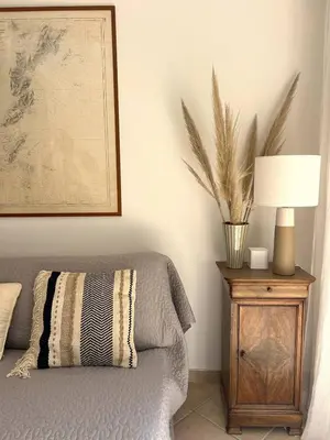 a bedroom with a bed and a table with a lamp at Mini-villa à 5 minutes de la plage de Santa Giulia in Porto-Vecchio