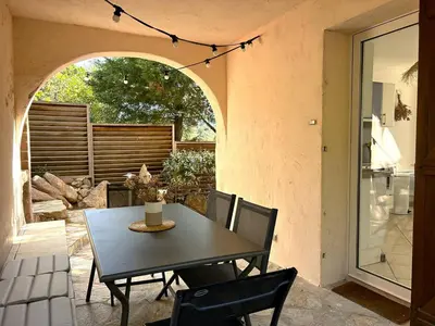 a dining room with a table and chairs at Mini-villa à 5 minutes de la plage de Santa Giulia in Porto-Vecchio
