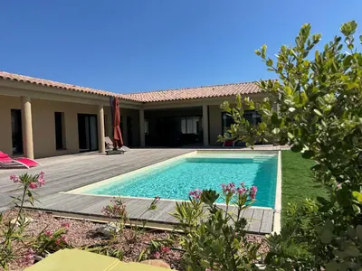 a swimming pool in front of a house at Casa Nostra Villa Récente Climatisée - Piscine Chauffée in Lecci