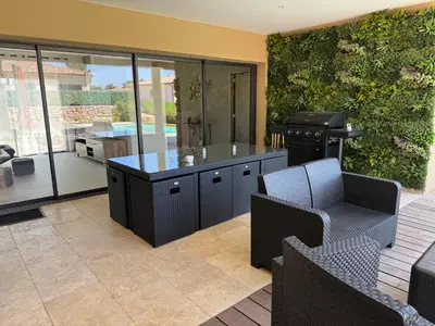 a patio with a bar and a grill at Casa Nostra Villa Récente Climatisée - Piscine Chauffée in Lecci