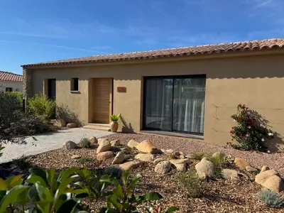 a house with rocks in the front yard at Casa Nostra Villa Récente Climatisée - Piscine Chauffée in Lecci