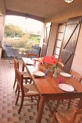 a living room with two green couches and a coffee table at Corse Maison de campagne mer et montagne in Sorbo-Ocagnano
