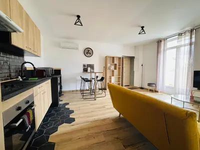 a kitchen with a yellow couch in a room at Casa Straboni Corte in Corte