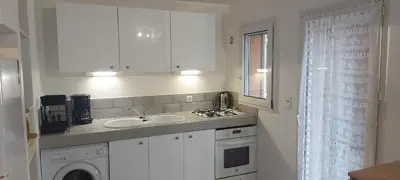 a white kitchen with a sink and a washing machine at Porto Vecchio - Résidence RIVIERA - Villa Pinarello in Lecci