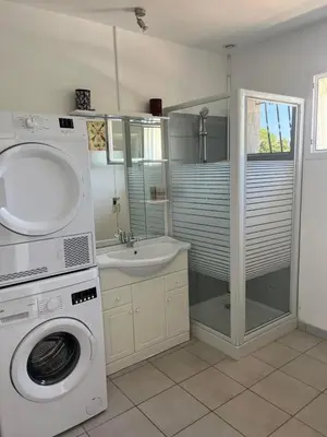 a bathroom with a washing machine and a sink at Appartement Cosy à Lecci , Porto Vecchio in Lecci