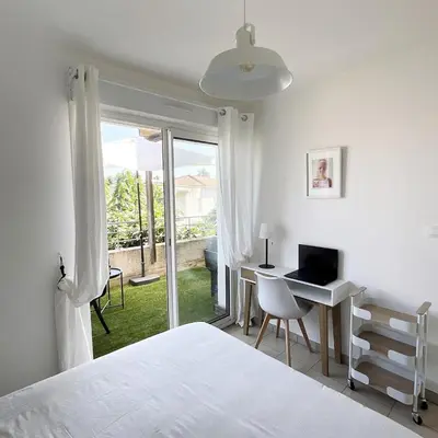 a bedroom with a bed and a desk with a television at Appartement cosy avec wifi en bord de mer in Poggio-Mezzana