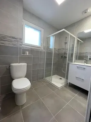 a bathroom with a toilet and a shower and a sink at Appartement Solaro, plage à 100m in Solaro