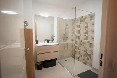 a bathroom with a sink and a glass shower at Charmant T2 proche centre ville et terrasse in Propriano