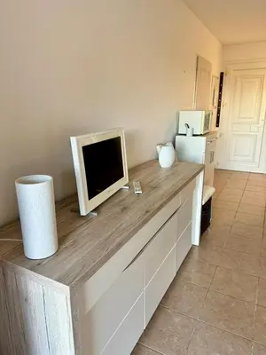a tv sitting on top of a counter in a kitchen at Appart résidence avec piscine in Propriano