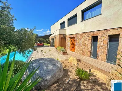 a backyard with a swimming pool and a grass yard at VILLA MARINA - 5chb - piscine - plage à pied in Lecci