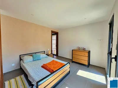 a bedroom with a bed with pink pillows on it at VILLA MARINA - 5chb - piscine - plage à pied in Lecci