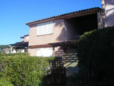 a house with a window on the side of it at Appartement Marina di santa giulia in Porto-Vecchio