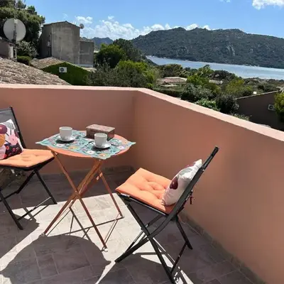 Mini villa en duplex vue mer à 500 m de la plage de Santa Giulia
