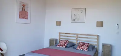 a bedroom with a bed with two pillows on it at Casa PETRA et FIORI, une bergerie en pierres authentiques toute équipée - 4 personnes in Pietrosella