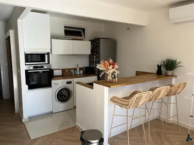 a kitchen with a counter and a washer and dryer at Charmant appartement T2 hypercentre à Ajaccio in Ajaccio