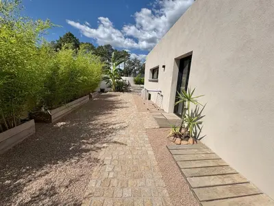 a brick walkway next to a white building at Villa Porto-Vecchio avec piscine in Lecci