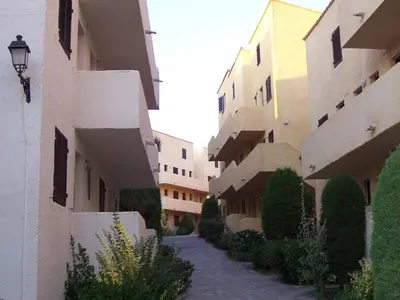 an alley between two buildings with plants and a street at Bella Vista 4, T2 vue mer, piscine, climatisé Porticcio in Porticcio