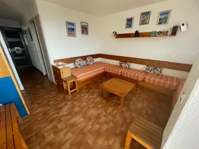 a living room with a couch and a table at Bella Vista 4, T2 vue mer, piscine, climatisé Porticcio in Porticcio