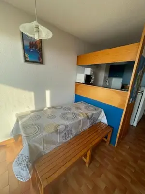 a small bedroom with a bed and a bench at Bella Vista 4, T2 vue mer, piscine, climatisé Porticcio in Porticcio