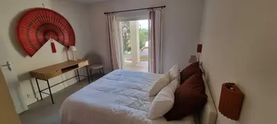 a bedroom with a bed and a desk and a window at Maison de standing avec piscine vue mer Corse du sud Pozzaccio, Portigliolo 2 à 6 personnes 3 chambres in Coti-Chiavari