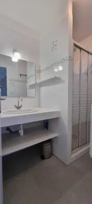 a white bathroom with a sink and a shower at Maison de standing avec piscine vue mer Corse du sud Pozzaccio, Portigliolo 2 à 6 personnes 3 chambres in Coti-Chiavari