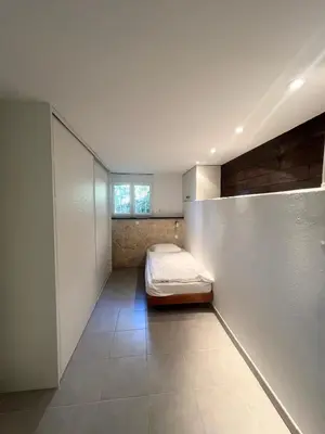 a bedroom with a bed in the corner of a room at Superbe maison F5 avec vue mer - Plage à 5 min - Climatisation - Wifi gratuit in Grosseto-Prugna