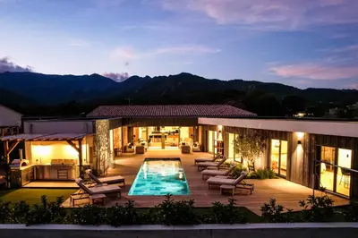 a house with a swimming pool and a patio at luxury villa les Kiks 5 chambres, piscine chauffée, Lecci in Lecci