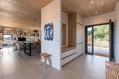 a kitchen and dining room with a table and chairs at Villa Ondella - Villa entre plages et sentiers in Pianottoli-Caldarello