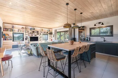 a kitchen and dining room with a table and chairs at Villa Ondella - Villa entre plages et sentiers in Pianottoli-Caldarello