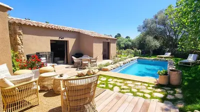 a backyard with a swimming pool and a house at Domaine de Gialla Bergerie Figa, 2 pers, piscine chauffée, 10 mn plage in Arraggio