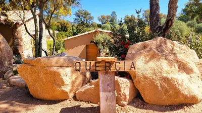 a sign in front of some rocks and a building at Domaine de Gialla Bergerie Quercia, 4 pers, piscine chauffée, 10 mn plage in Arraggio
