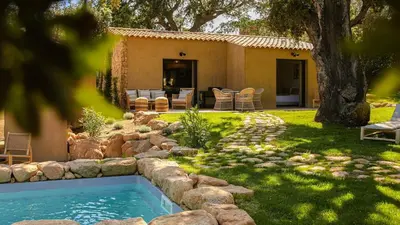 a backyard with a swimming pool and a house at Domaine de Gialla Bergerie Quercia, 4 pers, piscine chauffée, 10 mn plage in Arraggio