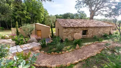 a stone house with a garden in front of it at Domaine de Gialla Bergerie I Pini, 8 pers, piscine chauffée, 10 mn plage in Arraggio