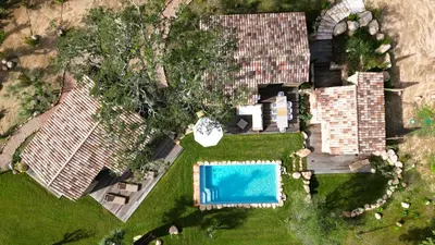 an overhead view of a house with a swimming pool at Domaine de Gialla Bergerie I Pini, 8 pers, piscine chauffée, 10 mn plage in Arraggio