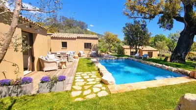 a backyard with a swimming pool and a house at Domaine de Gialla Bergerie Prugna, 8 pers, piscine chauffée, 10 mn plage in Arraggio