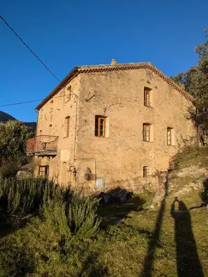 an old stone building sitting on top of a hill at Maison de charme in Pioggiola