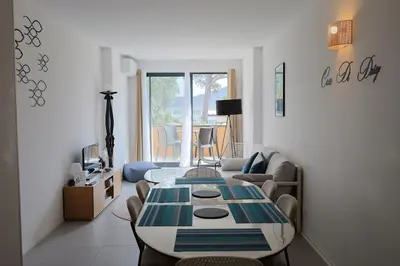 a kitchen and dining room with a table with chairs at Casa di Daisy - T2 les pieds dans l'eau et piscine in Pianottoli-Caldarello
