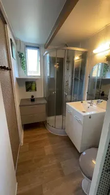 a bathroom with a shower and a sink at Chalet climatisé en Haute-Corse 500m plage - camping Marina di Sorbo in Sorbo-Ocagnano