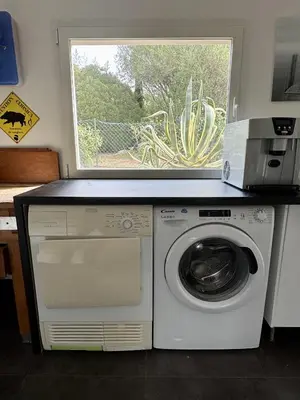 a washing machine in a kitchen with a window at Ecrin de Pinarello in Pinarellu
