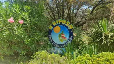 a sign for a dinosaur sign in a garden at Studio 30 m2 climatisé calme in Eccica-Suarella