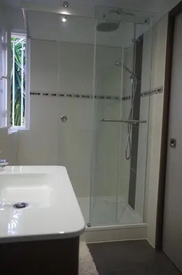 a bathroom with a shower and a sink at Studio entre mer et montagne in Taglio-Isolaccio